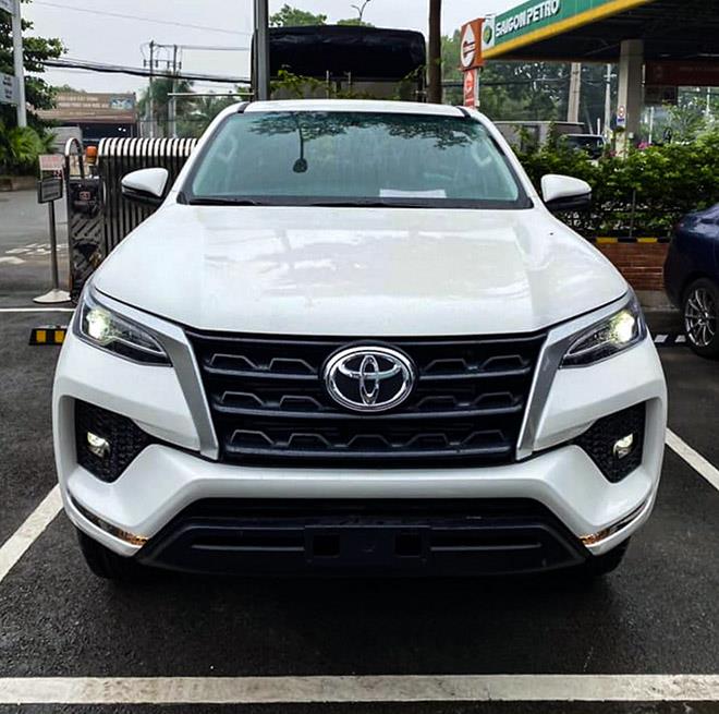 Toyota Fortuner xuất hiện tại đại lý trước ngày ra mắt tại Việt Nam