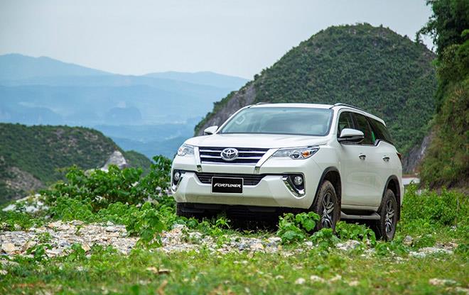 Toyota “tiếp xăng” cho khách hàng mua Fortuner