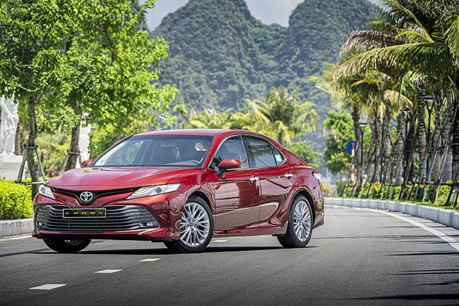 Bộ đôi Toyota Camry và Fortuner TRD được mang làm giải thưởng trong thi đấu Golf