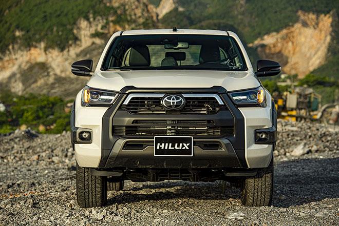 Giá lăn bánh các phiên bản của dòng xe bán tải Hilux vừa ra mắt